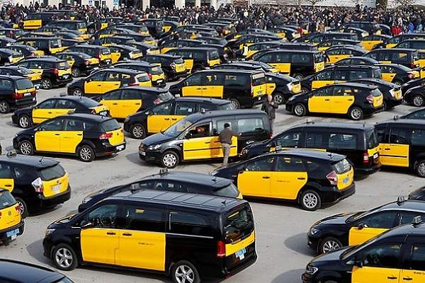❗️Почему такси в Барселоне окрашены в чёрный и жёлтые цвета? 
