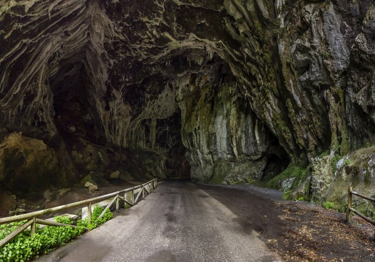 ❗️Cuevas del Agua — деревня в Испании, в которую можно попасть лишь преодолев 250-метровую природную пещеру