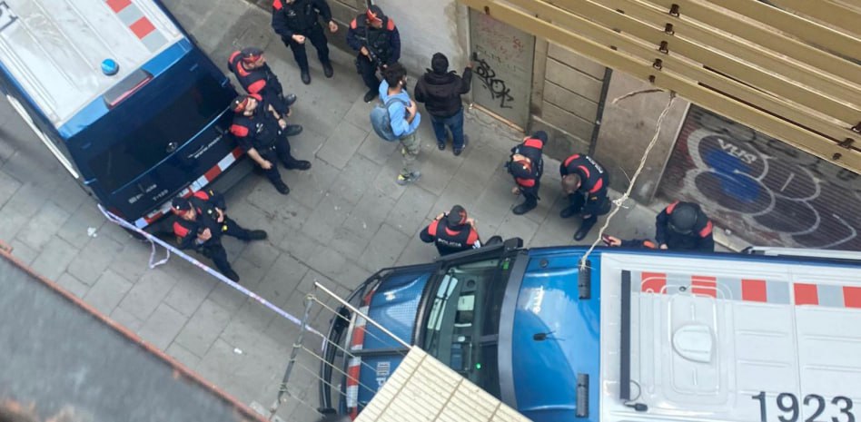 ❗️Полиция Барселоны "отбила" съемную квартиру у наркоторговцев