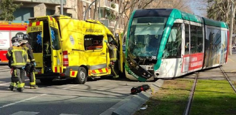 ❗️В Барселоне произошло жёсткое ДТП между каретой скорой помощи и трамваем
