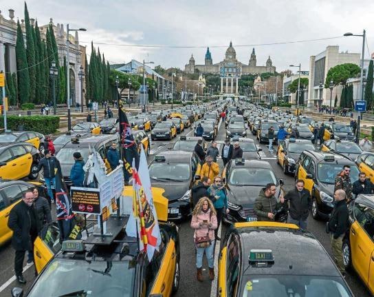 ❗️Протесты в Барселоне: врачи, таксисты, учителя и юристы начали манифестации